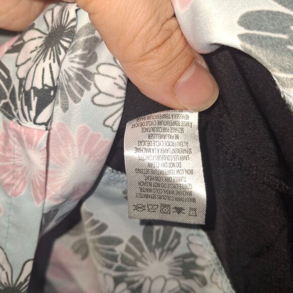 Cassandra O Scrub Top with Flower Design. Size M - Picture 3 of 6